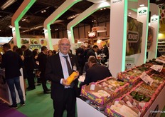 Francisco Borrás, director of Anecoop, showcasing their commitment to papayas.