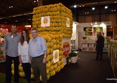Isabel, José and José Luís Blanco at the stand of Frutas Garralón.