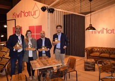 Stand de Kiwinatur, presentando la nueva presentación de kiwi en rama en un innovador envase.