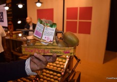 Stand de Kiwinatur, presentando la nueva presentación de kiwi en rama en un innovador envase.