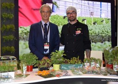 Ideal Chef stood out with its aromatic presentations of gourmet dishes prepared with the herbs promoted at the fair. In the photo, Ramón Morcillo and Alberto, of “El pollo Rockero”.