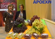 Helena Nuñez and Elisa Martínez, of Apoexpa. Spanish company devoted to the production of grapes.