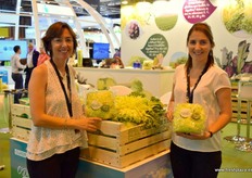 Josefine Cuadras and Geraldine Cuadras, managers of Cuadraspania, promoting the new endive packs.