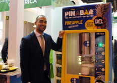 Michel van Keeken, a Dutch man at the stand of Costa Rica. Van Keeken works for Dutch Food Technology with the machine Piñabar, which cleans and cuts pineapples. The idea is to have those machines at the points of sale for fresh fruit, such as supermarkets. For now, it has been a success and they are ready to export it and expand.