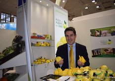 Enrique Fuentes, of the commercial department of Hijos de Alberto del Cerro, promoting Murcian lemons. In the short term future, they will start their own line of organic lemons.