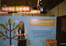 Gracia Teresí, sales director of Frutas Alegre, at the stand of the Kaki de la Ribera del Xúquer Regulatory Council, promoting the Persimon brand.