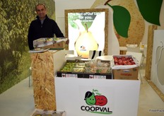 Nelson, at the stand of Coopval, a Portuguese cooperative specialised in the production and marketing of Rocha pears.