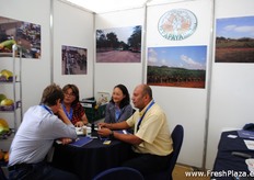 The team of Greenmine Papaya Guatemala in conversation.