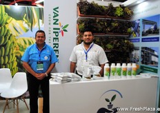 Lito Castillo from Finca de la Estancia at the van Iperen stand with Fernando Torres from Cogrisa, the Guatamalan importer from Van Iperen in the Netherlands.