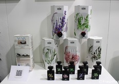 WDRINK is made from fresh organic aromatic flowers and plants (basil, cedarine, helichrysum, geranium, Casola lavender, lemon balm, peppermint, damask rose, rosemary, sage, thyme, Leccino olive), cultivated in Italy and distilled using a preservative process, which preserves their intense fragrance and beneficial properties. The product is available in a 1.5-litre bag-in-box and in a 50 ml glass bottle, white or black, depending on whether it is to be drunk or sprayed as desired directly on drinks or ready-to-eat food, hot or cold.
