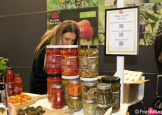 Tastings of ancient tomatoes from Naples, papaccella napoletana and torzella riccia, but not only, kept the operators at the stand busy.