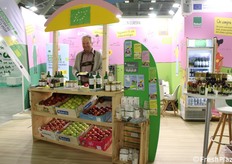 The highest quality organic produce from the Bioland Suedtirol agricultural cooperative. Organic apples from the main South Tyrolean consortia, cut and ready to eat, and a whole range of apple derivatives and more. The smile of the South Tyrolean producer is the added value at the stand.