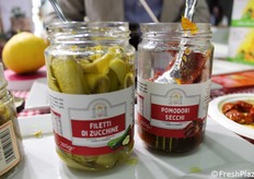 The pickles are produced using fresh raw materials and extra virgin olive oil of Italian origin. Among the best references are Calabrian chilli peppers, sun-dried tomatoes, aubergines and olives.