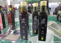 Cotto di fichi, 'a new way of saying Puglia Cotto di Fichi is a traditional preparation produced exclusively by hand, through a natural reduction of figs and water. It is suitable for any use thanks to its organoleptic characteristics. In addition to the natural scents of figs, it is rich in olfactory memories of dried fruit, spices, and bitter cocoa.