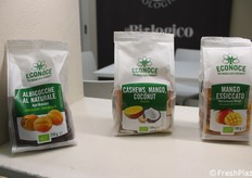 Econoce, a brand of the Euro Company, specialists in organic dried and dehydrated fruit. The natural dried apricots, with their characteristic dark colour, come from Turkey and more precisely from the Malatya region. For the dehydrated mangoes, the company has chosen to rely on a company that every day, in Ghana, strives to improve the living and working conditions of the approximately 1,000 employees working in the production plant.