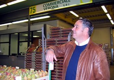 Paolo Boaretto, in an imperial pose, by stand 75 (Commerciale Verona) - Specialist in citrus.
