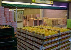 Stand 24 (Tre S Frut) - Peaches, kiwis.