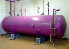 "Here is the tank containing the liquid ammonia, which is used to refrigerate the storage cells. Dr. Lombardi explains: "We can reach very low temperatures, down to -35 °C."