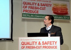 Prof. Jeffrey Brecht from the University of Florida Gainesville (USA) talked about the physical, molecular, biochemical and physiological responses of fresh-cut products to wounding. Prof. Brecht explained that wounding accelerates ripening and senescence of fresh-cut tissues leading to water losses, browning reactions and organoleptic changes, but may also stimulate a synthesis of antioxidant compounds that counteract reactive oxygen species and contribute to a greater nutritional value of the products. Prof. Brecht also analyzed the different approaches that may be adopted to extend the shelf-life of fresh-cut produce and he concluded with the importance of the selection, modification and development of germoplasm with favourable traits for fresh-cuts as a promising way to improve product quality. Within the section dedicated to handling and processing considerations, Prof. Brecht, discussed on the issues arising when processing tomatoes, peppers and melons as fresh-cut products. He