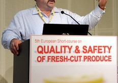 Dr. Jeffrey Brandenburg (The JBS Group LLC, USA) described the main requirements of packaging design. Produce physiology requirements, polymer engineering, the converting/filling machine requirements, and the marketing constraints needs to be considered. Particularly every product (meaning not only the species, but for instance the type of cut) needs a specific packaging system and a film with appropriate characteristics. He also reported an overview on the different materials commercially available.