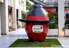 The Big Apple that stands at the entrance of the fair invites you to the next edition of Interpoma!