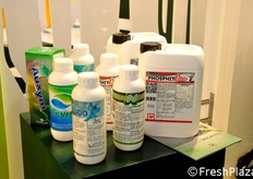 The bottle in the foreground (Trainer) and an innovative formulated 100 percent organic plant-based amino acids, which are rapidly absorbed by the leaves and translocated in the plant tissues.It's registered on fruit and vegetables, a zero residue.