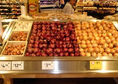 As for onions, things in Australia are simpler than over here - they are either red or golden and sold loose or in 1kg nets (private labels). White onions and shallot are not very popular and are only available in small quantities. Australian garlic looks terrible and is very expensive.