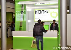 First, let's pass by the information point where the guides can help us with our visit to the fair.