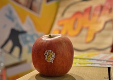 The Joya apple has a fresh flavour, and is being marketed with an extensive campaign. Target audience: teenagers between 13-17 years of age.