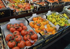 Red, orange, and yellow tomatoes: nothing surprises Mona Lisa.