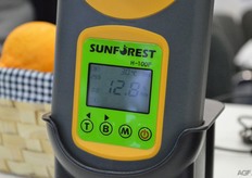 With this Sunforest H-100, nominated for the Innovation Award, you can measure the Brix level of fruit while it's still hanging on the tree. The apple that's being measured here has a Brix value of 12.8.