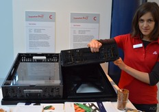 Eight plastic points push up the plate, causing the product to be pushed up, so the shopkeeper doesn't have to build pyramids for a nice presentation.