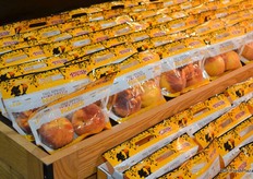 Mega big peaches, packaged per 2