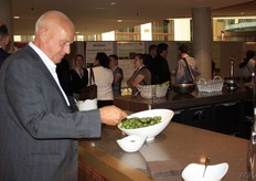 Willem Van der Does tries kiwi fruit for the first time.