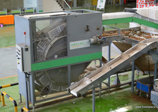 Start of the sorting line. White crates are emptied.