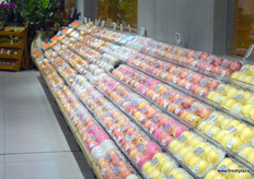 Hema Shanghai also has a large variety of domestic fruits and vegetables. The products are sourced by a large team of purchasing exports that travel across the country. In addition, Hema is planning to start its own vegetable farm so that it can control the full production process.