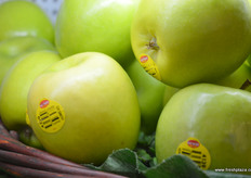 Imported apples on display, Pagoda, Shanghai.