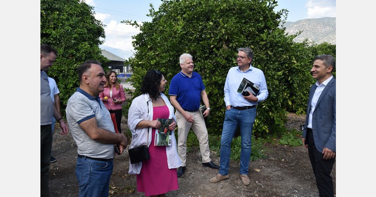 Hollandalı Meyve ve Sebze Ticaret Heyeti Türkiye’ye seralara, hallere, ihracatçılara ve soğuk hava depolarına ziyaretlerde bulundu.