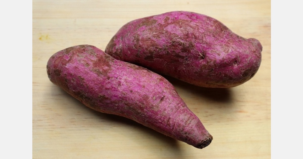 U.S. couple gets engaged with purple sweet potatoes at retail store