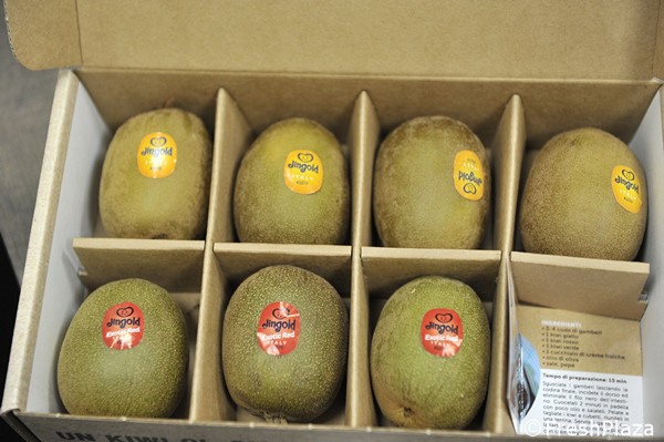 Gift-wrapped kiwi fruits are selling like hot cakes