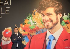 Henry Müller next to the actor for the Kanzi promotion. “Last year, the campaign with the new Kanzi man was introduced. The most important channel is YouTube this season. The aim was to reach at least 55 million European consumers. By now we have already reached 75 million consumers, so we are very happy!”