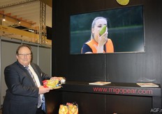 Urs Luder with Migo. “There is a growing demand, we notice that there is interest in this pear. Migo was on the shelves for the first time in October 2016. We already planted additional trees in various countries, and it is expected that volume increases annually from now. The new season will start late October / beginning of November.”