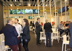 At the VLAM stand people could network over a drink and a snack.