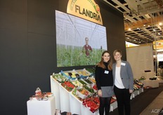 Thais Mees and Nele van Avermaet from VLAM with the various vegetables. The ladies will be present at many foreign fairs again this year, including Foodex, CPMA and India Fresh Produce.