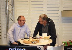 Kris Wouters from Wouters Fruithandel in an animated conversation.