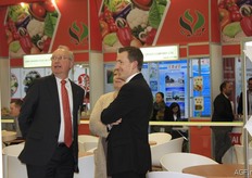Stijn Wecks (right) in conversation with Thierry Nuttin and Marion van Cauteren from the ECFG.