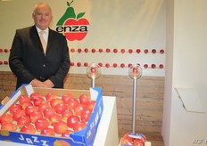 Tony Fissette from Enzafruit with the new Jazz apple box.