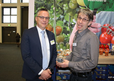 Jurgen van't Hoff, of Naturelle, chatting with organic grower Fons Verbeek