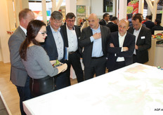 Shari Pieneman showed the flow of Fruitmasters' trade on an interactive map; in this case, to the banking sector