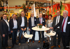 Jan van Ingen (Lola), growers Wim Bijl and Kees-Jan van der Zande visiting Frupaks-Vernooij: Niek Terlouw, Jan Timmermans, Galna Stepic, Joop Vernooij and Herman van Rooijen